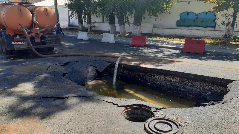 Фото с места событий: на Мичурина устраняют аварию на водоводе