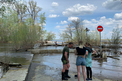 Отчаянные самарцы перешли вброд Волгу