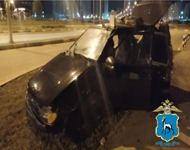 На трассе в Самарской области водитель без прав перевернул свою машину