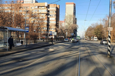 В Самаре иномарка сбила пешехода, идущего к трамваю