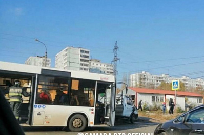 В Самаре на Ташкентской автобус с пассажирами влетел в грузовую "Газель"