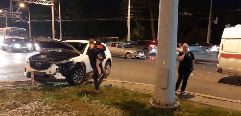 В Самаре из-за светофора на Московском шоссе столкнулись иномарка и отечественное авто