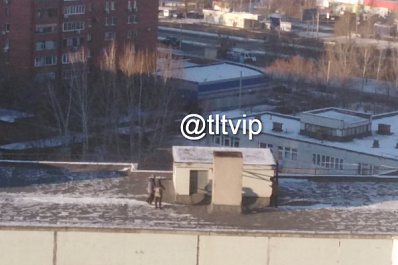 Дети на крыше: в Тольятти подростки на высоте взрывают петарды 