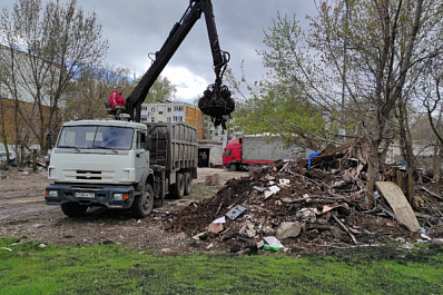 В Самаре на Стара-Загоре вывозят мусор после сноса гаражей