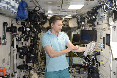 Самарский космонавт Олег Кононенко проверяет свою чувствительность к боли