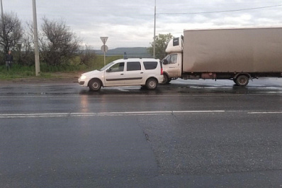В Тольятти на трассе М5 "Урал" "Ларгус" столкнулся с грузовиком