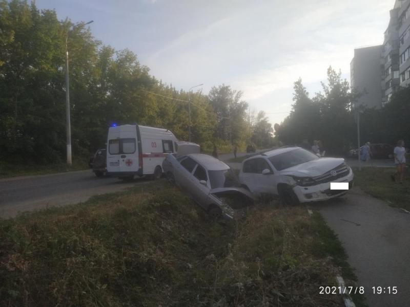 Поворот не туда: в Самарской области два авто после столкновения вылетели с дороги