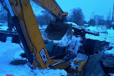 Экскаватор упал в котлован на проспекте Кирова в Самаре