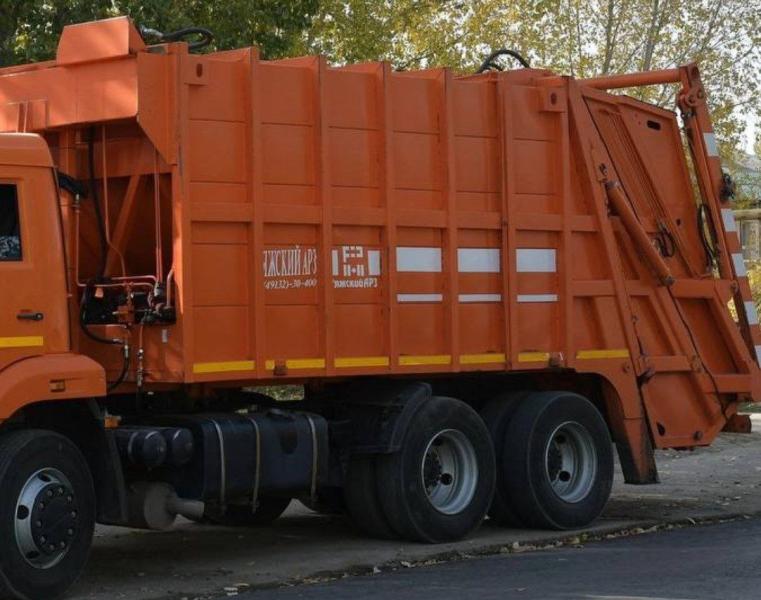 В Самаре мусоровоз провалился в огромную выгребную яму