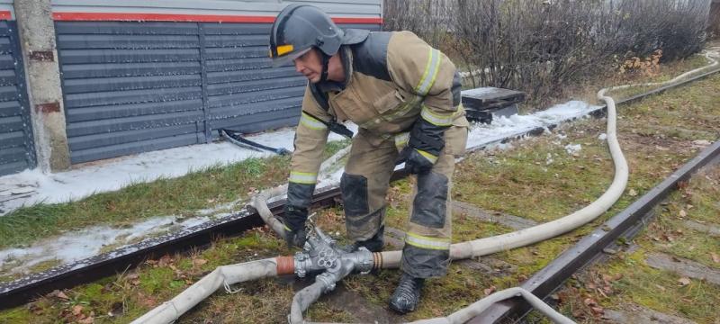 Загорелись трансформатор и административное здание около железной дороги под Нижним Новгородом