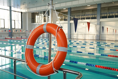 Медики вернули к жизни мужчину, который пошел ко дну в бассейне