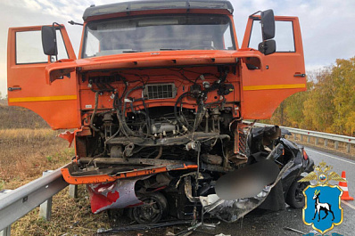В Волжском районе 6 октября погиб водитель иномарки после столкновения с КамАЗом