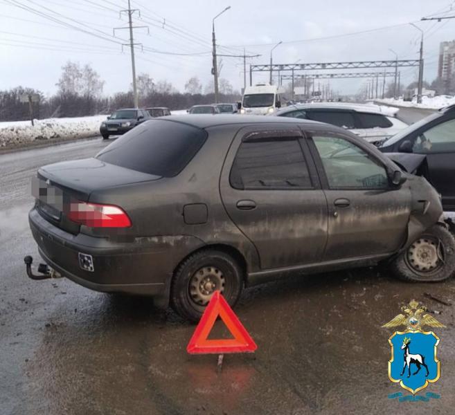 В Тольятти иномарка "проскочила" на красный и врезалась в автобус