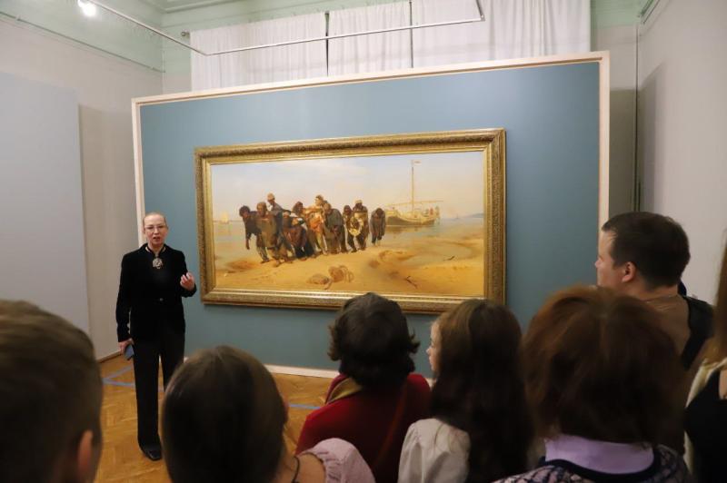 В Самаре ветераны СВО и их близкие посетили выставку одной картины "Бурлаки на Волге"