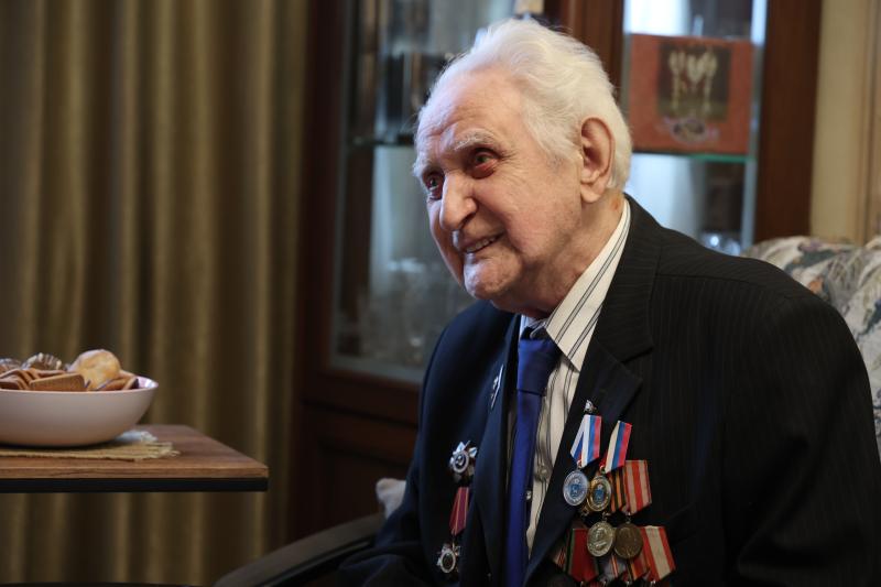 Губернатор Вячеслав Федорищев передал ветерану Великой Отечественной войны награду в честь 80-летия Победы