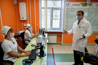 Губернатор Дмитрий Азаров поздравил работников скорой медицинской помощи с профессиональным праздником