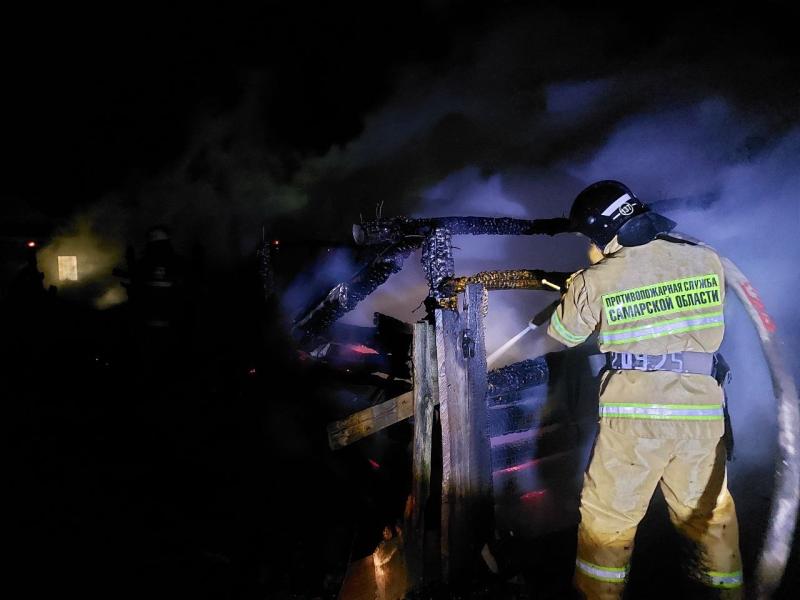 Ночью 12 декабря в Елховском районе вспыхнули сараи на 200 "квадратах"