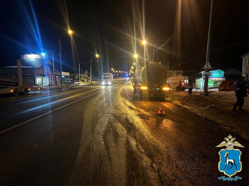 В Самарской области на трассе М5 внедорожник покатился назад и врезался в фуру