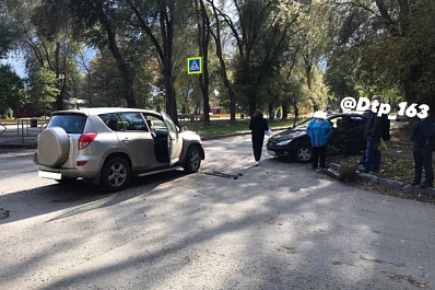 В Самаре при столкновении двух иномарок пострадал 5-летний малыш