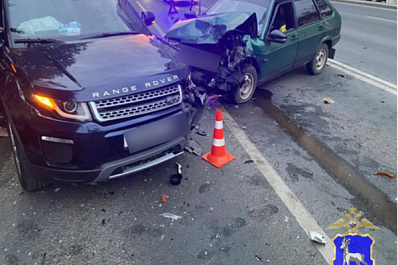 В Самаре на ул. Ново-Садовой "девятка" врезалась в Land Rover