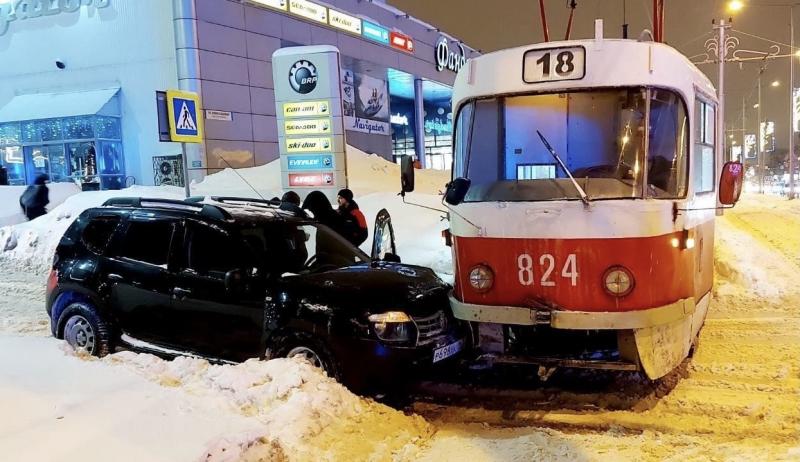 В Самаре на Ново-Садовой иномарка протаранила трамвай
