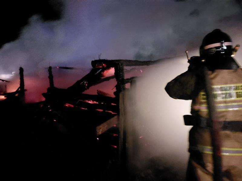 Ночью 12 декабря в Елховском районе вспыхнули сараи на 200 "квадратах"