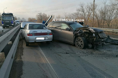 В ДТП под Самарой пострадали водители Infiniti и погрузчика