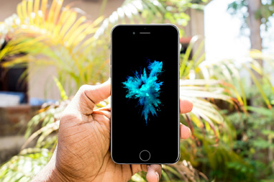 Забыла на скамейке: в Самаре кладовщик забрал телефон, лежавший на лавочке