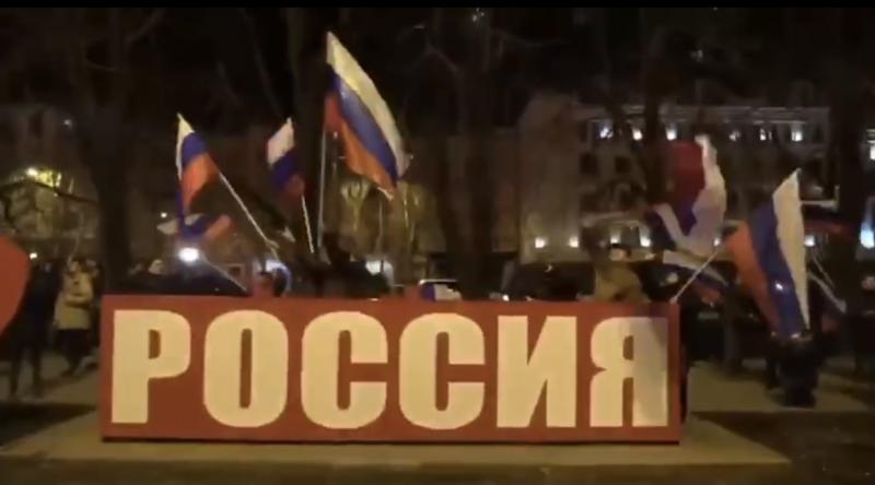 С фейерверком и флагами: жители Донбасса отметили признание Путиным независимости Луганской и Донецкой народных республик