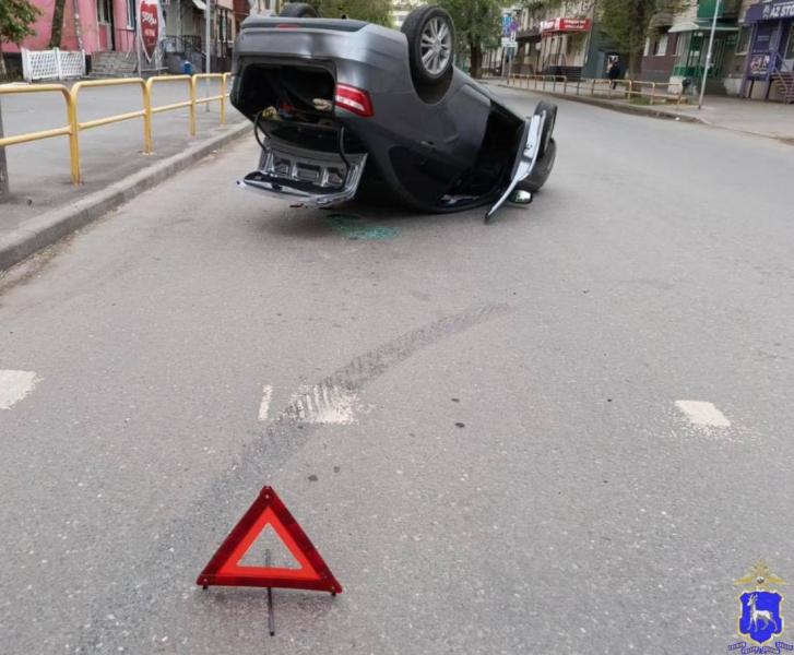 В Тольятти 4 мая после столкновения с "Калиной" перевернулась "Веста"