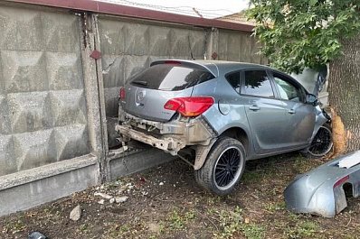 В Самаре ЗИЛ после ДТП "отправил" Opel в бетонный забор