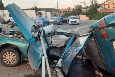 Стали известны подробности ДТП на Красной Глинке, где разорвало вазовскую легковушку