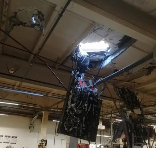 В Тольятти на Коммунальной автокран упал и проломил крышу здания