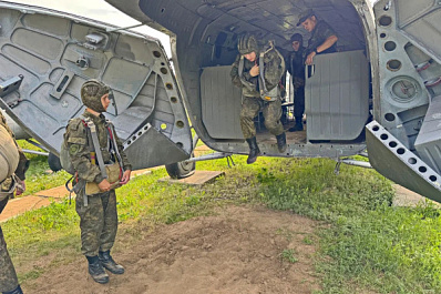 В Самарской области более 200 новобранцев спецназа совершили первые прыжки с парашютом