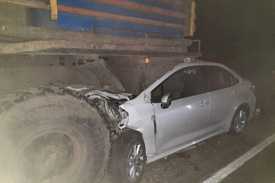 В Самарской области Toyota залетела под грузовик: водитель в больнице