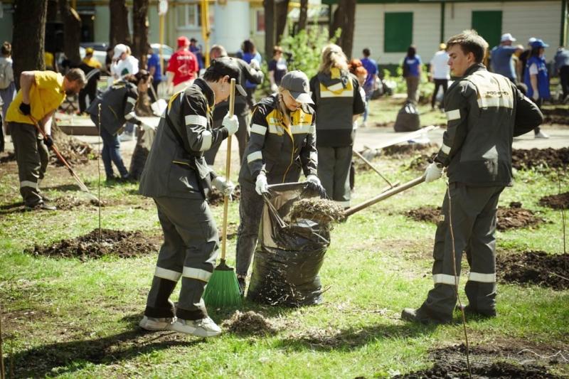 Волонтеры навели порядок в сквере Скорбящей матери и у памятной плиты в Куйбышевском районе Самары
