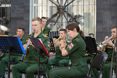 Военный оркестр ЦВО выступил с новой программой на 