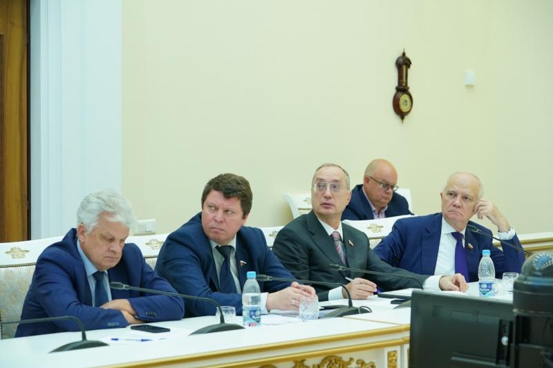 Работу по формированию бюджета обсудили с сенаторами и депутатами Госдумы