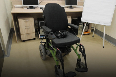 В Самаре 6-летней девочке вручили коляску с электроприводом