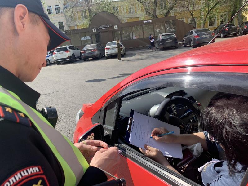 "Трезвое решение": в Самаре инспекторы ДПС дарят водителям подарки и напоминают о правилах