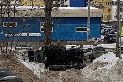 В Самаре трактор не смог победить снег и завалился на бок