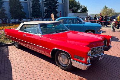 Самарцы смогли увидеть около 60 ретроавтомобилей на набережной