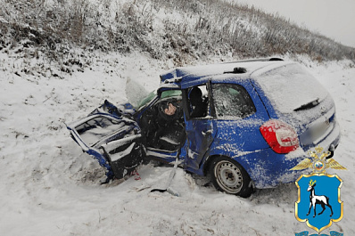 В Самарской области КамАЗ на встречке влетел в "Калину"