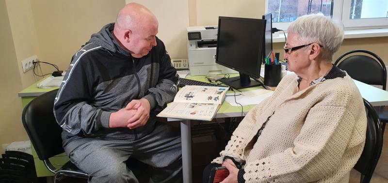 Самарец начал вырезать картины из дерева спустя несколько лет после инсульта