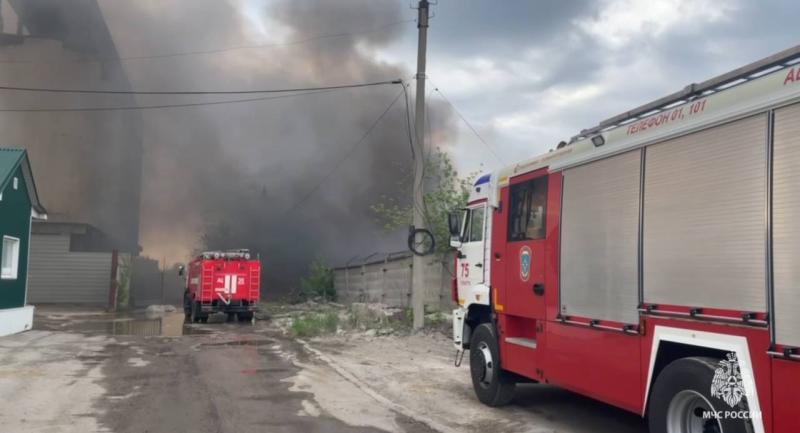 В Тольятти на Хрящевском шоссе полыхает свалка на 1 000 "квадратов"