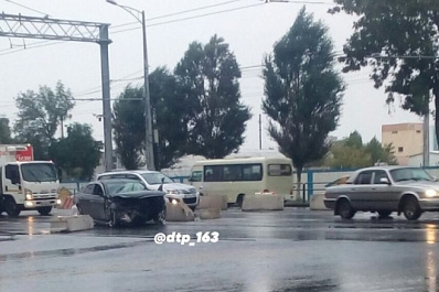 В Самаре иномарку намотало на бетонный блок 