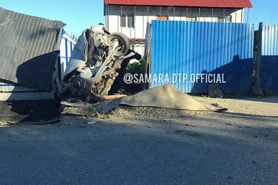 Водитель "Весты" протаранил забор в Зубчаниновке в Самаре