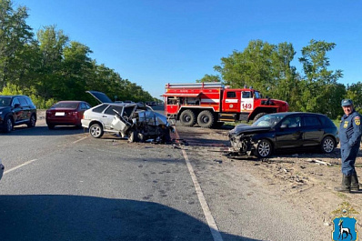 В Самарской области после столкновения "четырнадцатой" и иномарки пострадали четыре человека