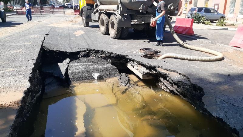 Фото с места событий: на Мичурина устраняют аварию на водоводе