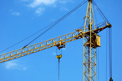 В Тольятти 45-метровый кран может рухнуть на жилой дом
